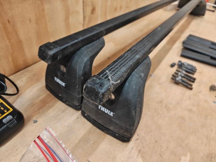 Thule 760 square bars 108 cm with Thule 751 foot pack