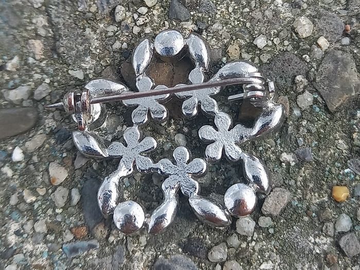 Vintage jewelry is sold individually for 5 to 10 euros