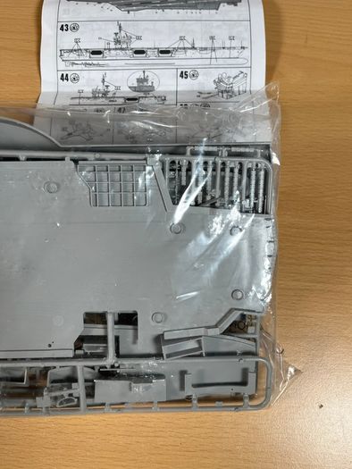 Revell 05003 1:720 USS Ronald Reagan Aircraft Carrier Model