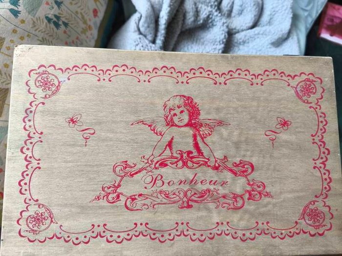 wooden keepsake box with Cherub and french inscriptions