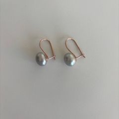 Pearl and rose gold earrings