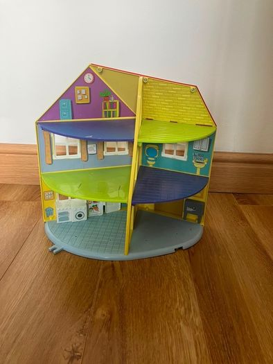 Peppa pig house and book