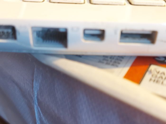 Vintage Apple MacBOOK, account password locked, in excellent cosmetic condition, excellent Battery