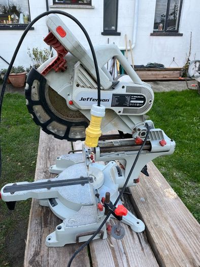 cross cut mitre saw