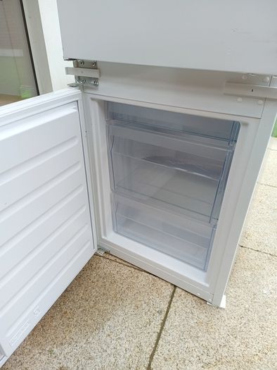 Indesit fridge freezer build in