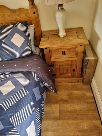 Bed & 2 lockers