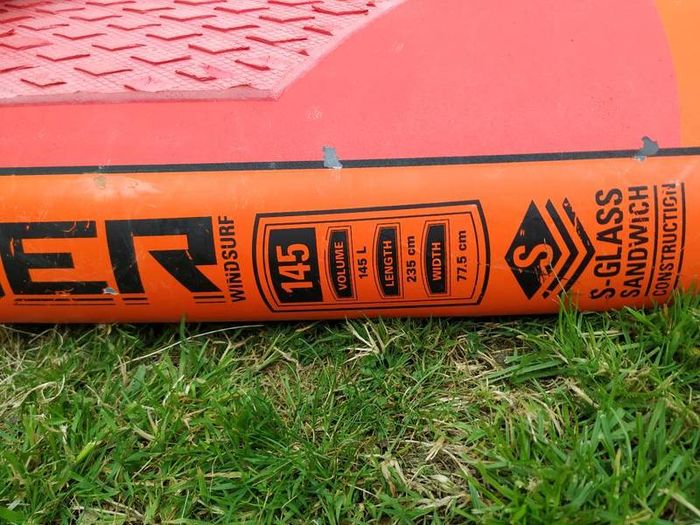 Windsurfing foil board and foil set