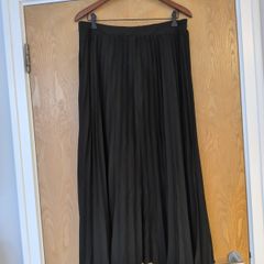 Shein Black Pleated Skirt.   S. 1X 16-18.
