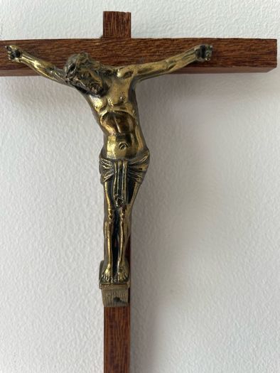 Vintage small wooden hanging crufix with brass