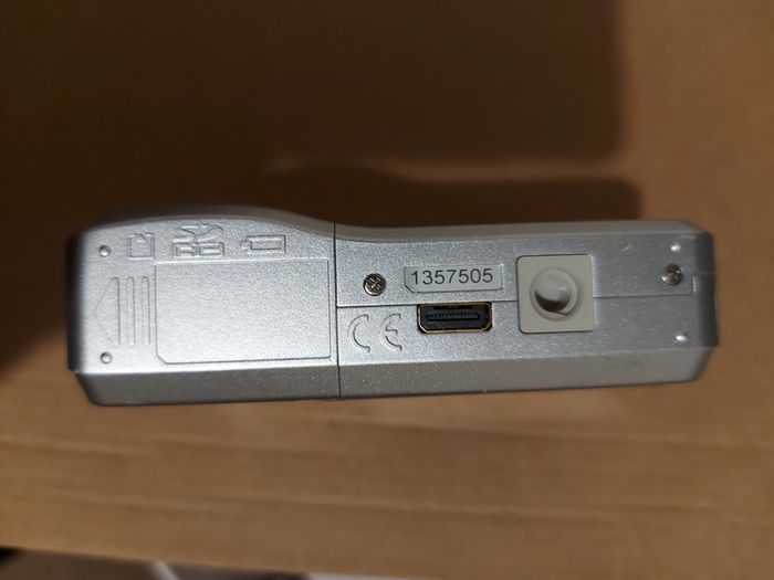 Pentax Optio E40, 8.1 megapixels, Takes 2 AA Batteries, working great and in excellent cosmetic condition
