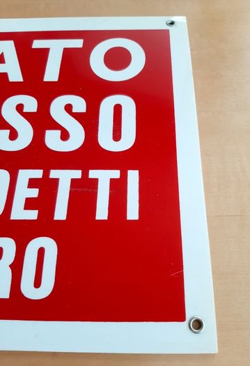 'NO ENTRY!' Italian sign