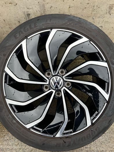 Genuine Volkswagen R-Line Ventura  17" Alloys & Tyres - Like New, Good Year Tyres