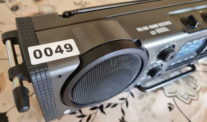 From 1976 Sony Radio ICF-6000L, Working good, tested.