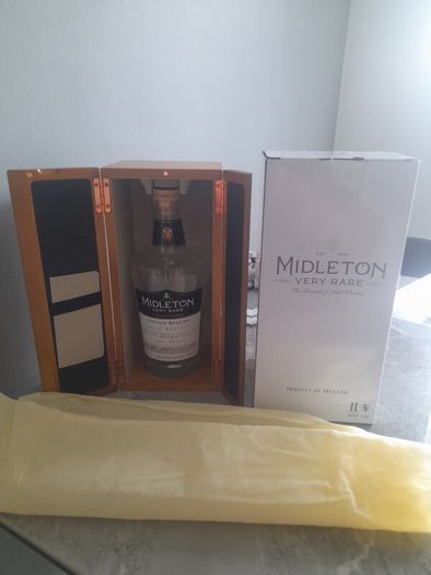 Midleton 2022 Box , sock , wooden box , bottle