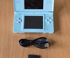 Nintendo DS Lite + R4 Card