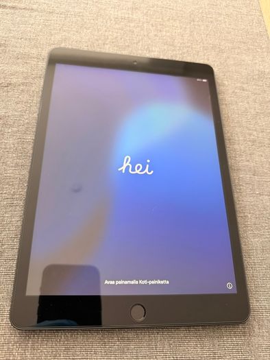 iPad 7th Gen 10.2" 32GB Wi-Fi Space Gray - Bundle (Navy Case + Extra Glass)
