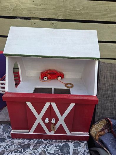 Barn house , wooden and great for Kids