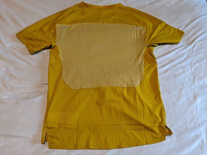 Brand new with tags Nike Dri-FIT Run Division