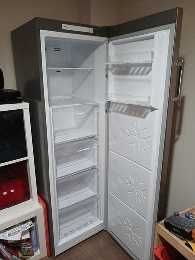 Powerpoint tall freezer freestanding