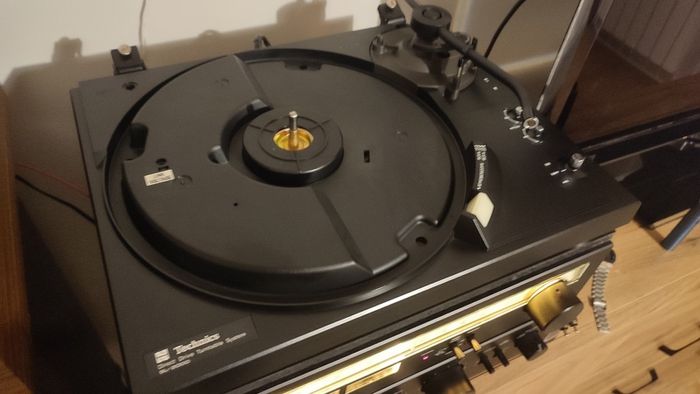 Class Technics SL-2000, full manual turntable. Legend brushless motor.