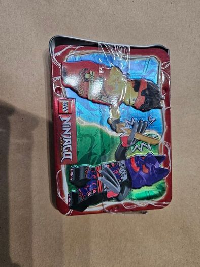lego ninjago minifigures + tin