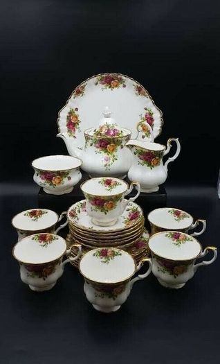 Royal Albert "Old Country Roses" Tea Pot and tea Set