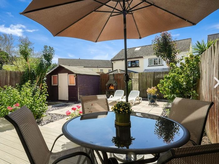 4 Seat Garden Table, Chairs, Umbrella