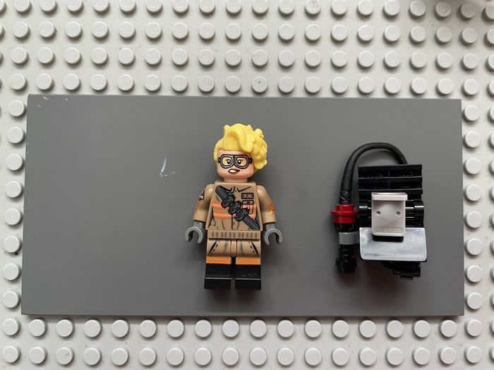 lego ghostbusters gb017 Jillian Holtzmann minifigure- Proton Pack