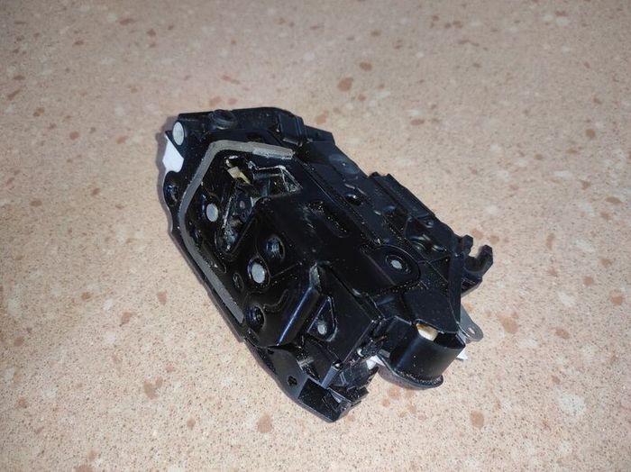 Skoda Superb 2012 left rear door lock
