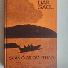 La Dar Saol. Sean O Criomhthain. Published By  Oifig An Tsolathaie Baile Atha Cliath. Published 1972 Hardback In Good Condition. See Photos For Same.