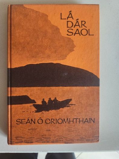 La Dar Saol. Sean O Criomhthain. Published By  Oifig An Tsolathaie Baile Atha Cliath. Published 1972 Hardback In Good Condition. See Photos For Same.