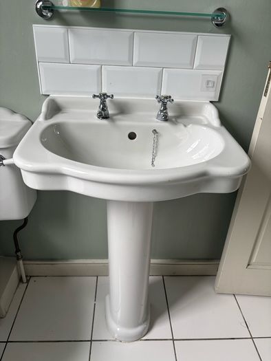 bathroom sinks x3 30euro each
