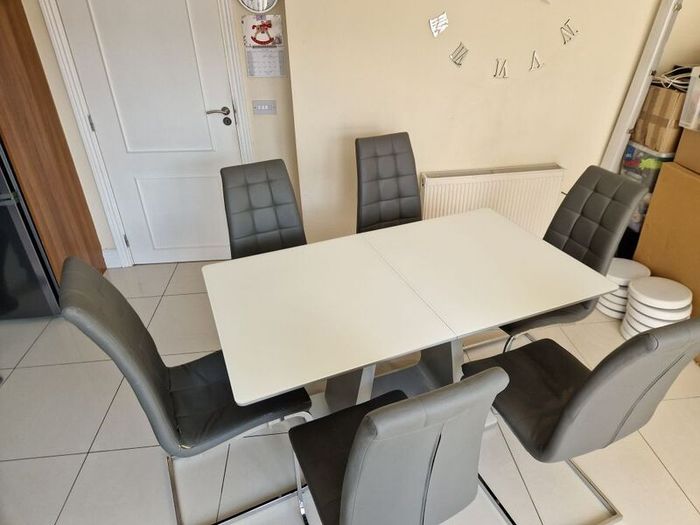 Glasstop Extendable Kitchen Dining Table Set