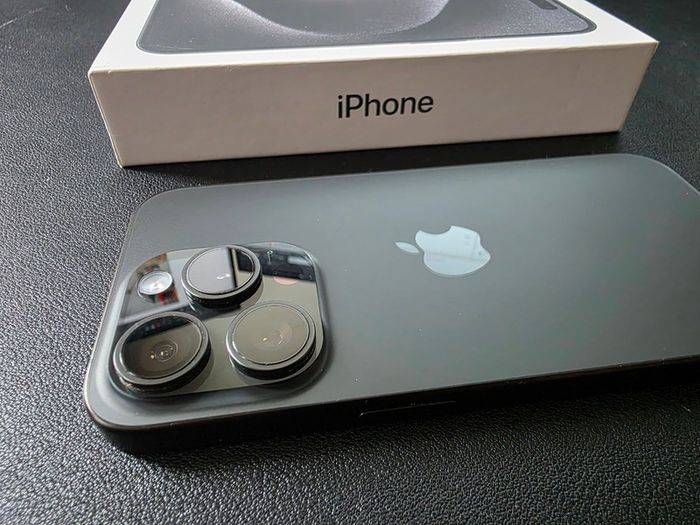 iPhone 15 Pro 128GB Black Titanium Unlocked + Box & Extras