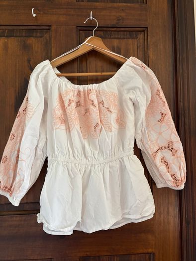 Cotton white shirt with with delicate pink embroidery