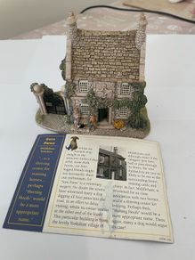 Lilliput Lane Sore Paws