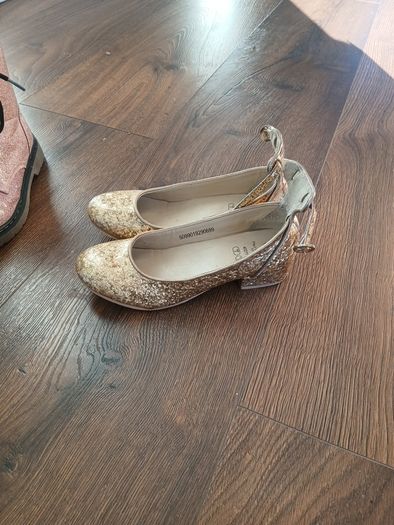 Beutiful gold mini heels for kids