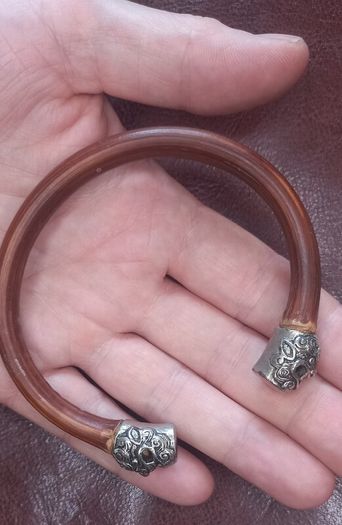 Vintage jewelry is sold individually for 5 to 10 euros