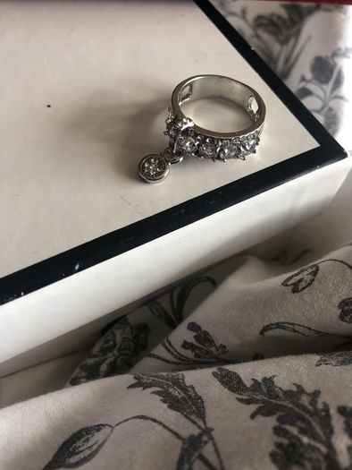 costume ring with dangely stone