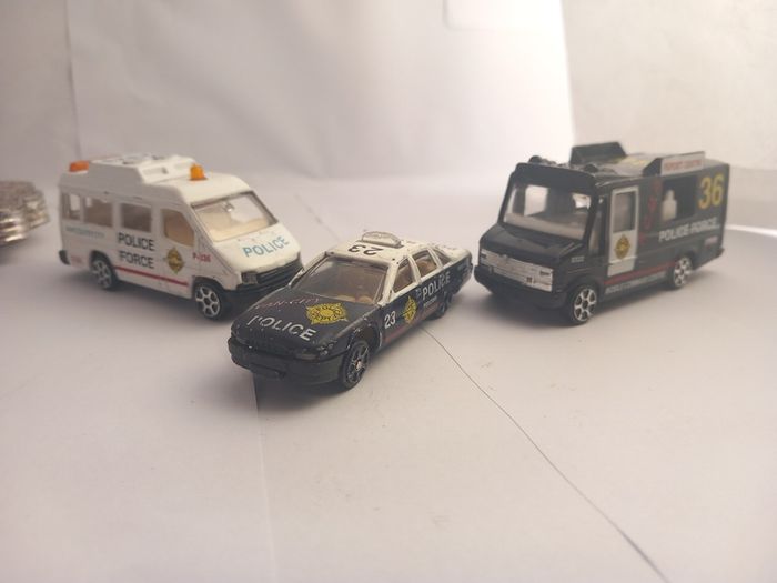Police force van Suzuki samurai Twist and drive truck PIONEER MERCEDES-BENZ Ford Mustang Mattel Hot Wheels Lamborghini Urus Car Used    Plymouth  barracuda Nissan oz  Dodge challenger Pontiac firebird Custom ford bronco FERRARI 612 Emergency  service  veh