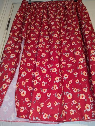 Gorgeous floral midi skirt with side slit