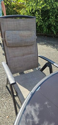garden furniture table and 5 chairs