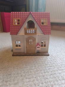 Sylvanian Families Red Roof Cosy Cottage Starter Home + Figure