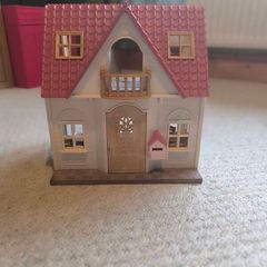Sylvanian Families Red Roof Cosy Cottage Starter Home + Figure