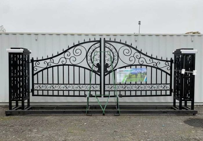 New entrance gates
