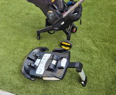 Doona Pram and isofix base