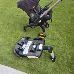 Doona Pram and isofix base