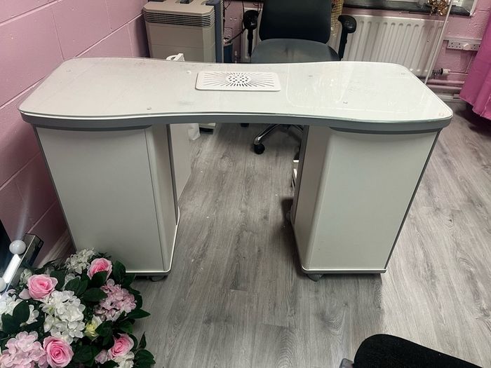 nails desk