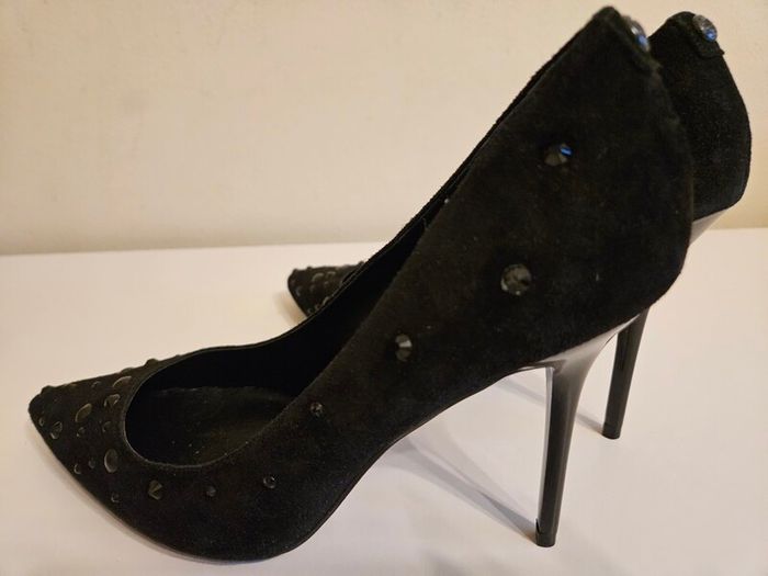 GUESS FLPAD4SUE08 high heels courts shoes nlack suede with metal studs RRP 150e 4.5 UK NEW & BOXED bank holiday sale