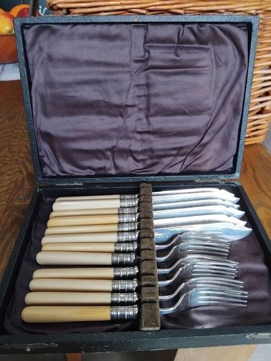 Antique Set Of Fish Knives & Forks (Boxed)